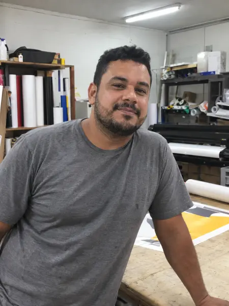 Pedro na bancada de sua pequena gráfica.